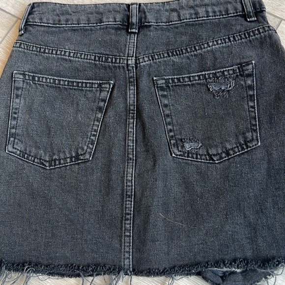 𝅺TOPSHOP Moto distressed frayed black denim mini skirt size 4 - Picture 7 of 7